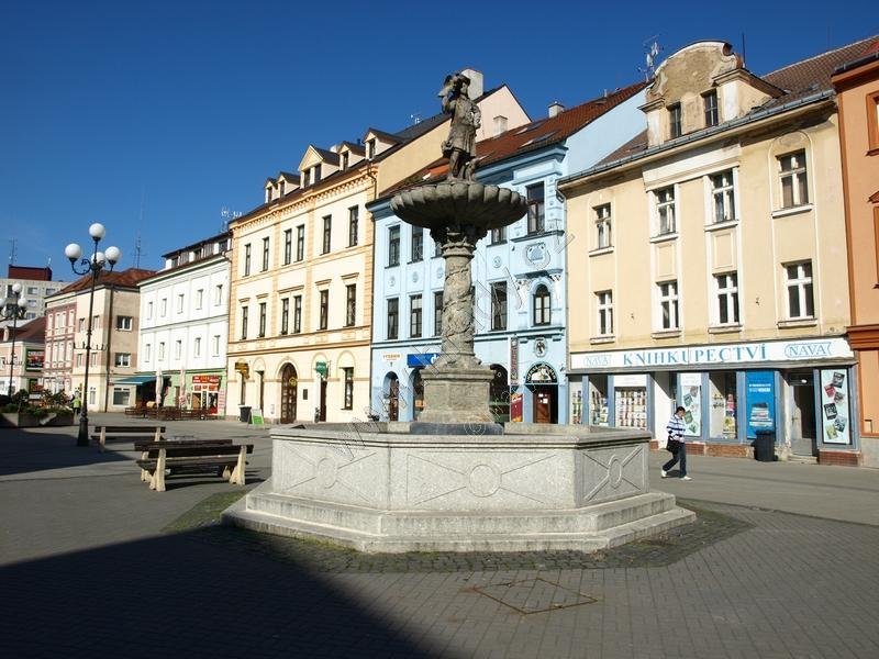 kašna se sochou sokolníka