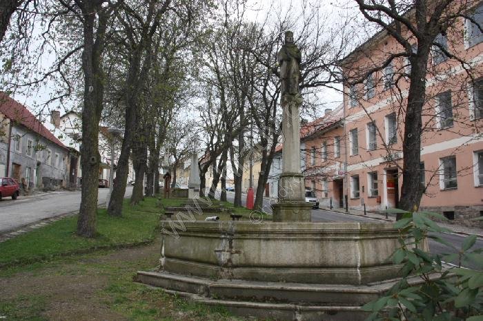 kašny a socha sv. Jana Nepomuckého
