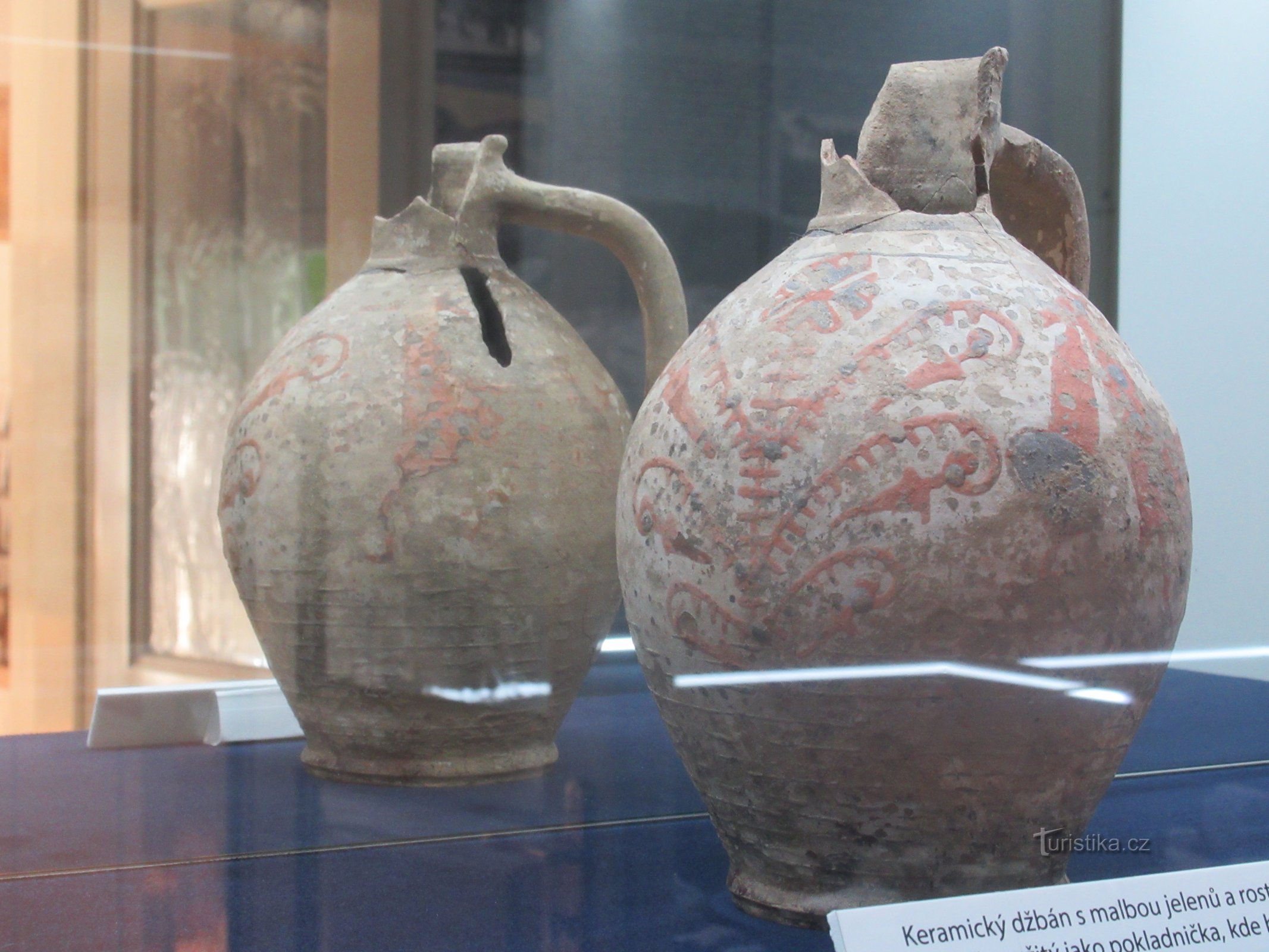 Keramický džbán, ve kterém se mincovní poklad našel