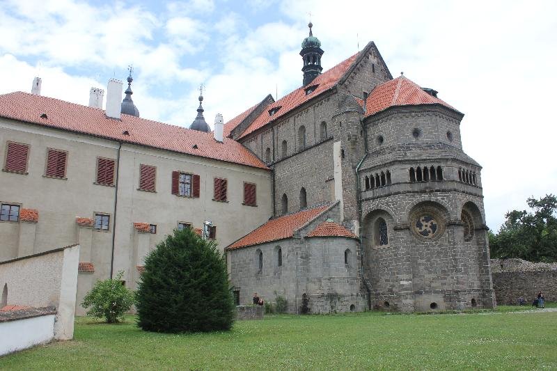klášter benediktinů s kostelem Nanebevzetí Panny Marie (sv. Prokopa)