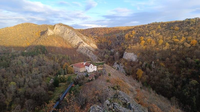 klášter benediktinů s kostelem Narození sv. Jana Křtitele