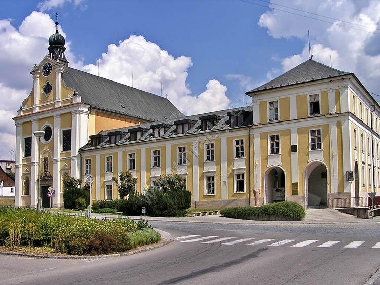 klášter bosých augustiniánů s kostelem sv. Rodiny