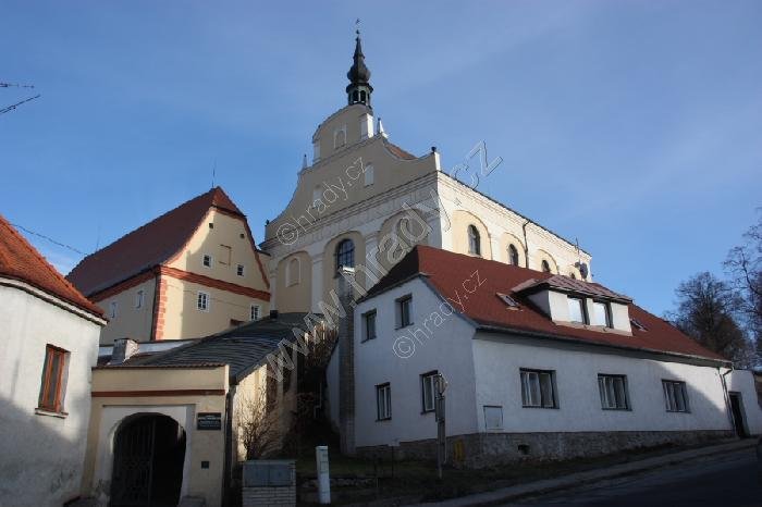 klášter františkánů/karmelitek s kostelem sv. Antonína Paduánského