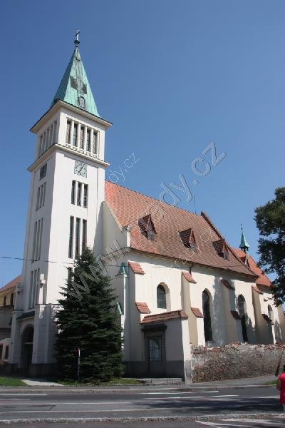 klášter františkánů/minoritů/školských sester s kostelem Archanděla Michaela/Panny Marie