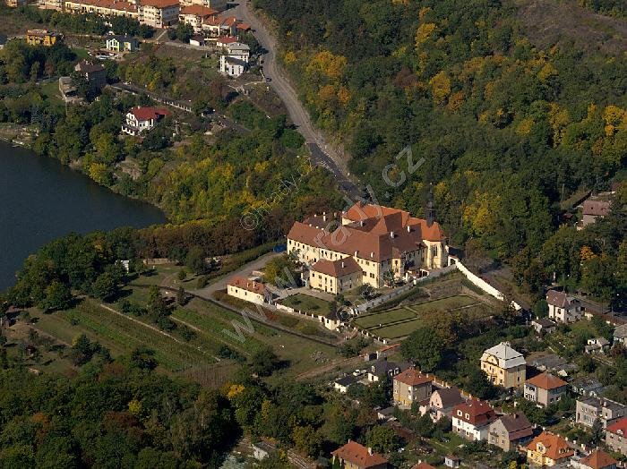 klášter františkánů s kostelem Panny Marie a Čtrnácti svatých pomocníků