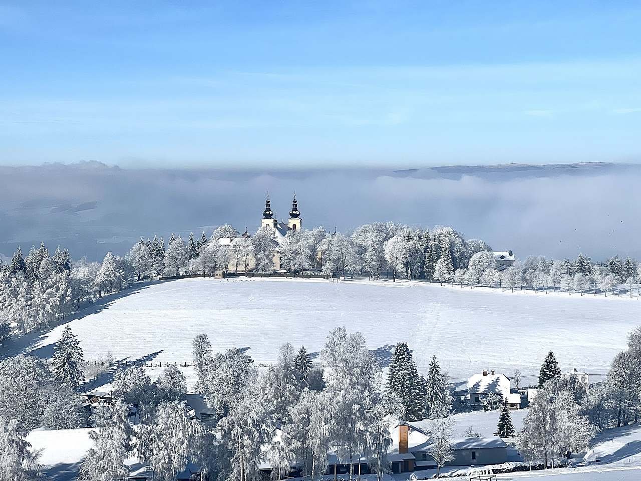 Klášter Hory Matky Boží je 600 m od Basecampu