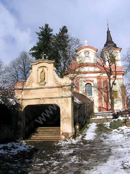 klášter pavlánů s kostelem Nanebevzetí Panny Marie