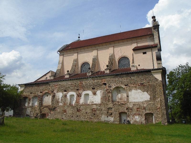klášter pavlánů s kostelem Nejsvětější Trojice