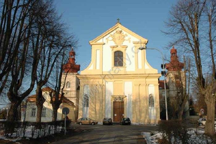 klášter piaristů s kostelem Nalezení sv. Kříže