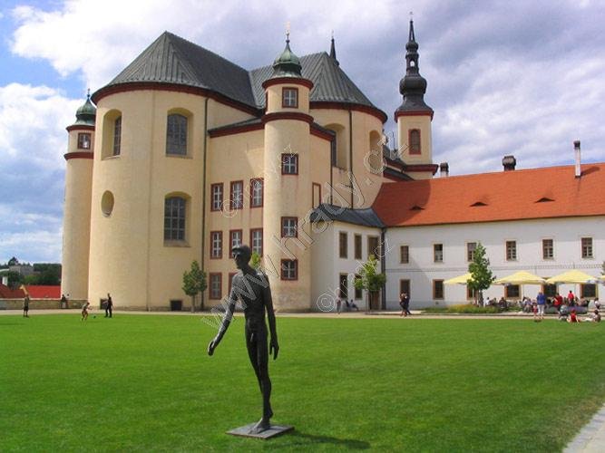 klášter piaristů s kostelem Nalezení sv. Kříže