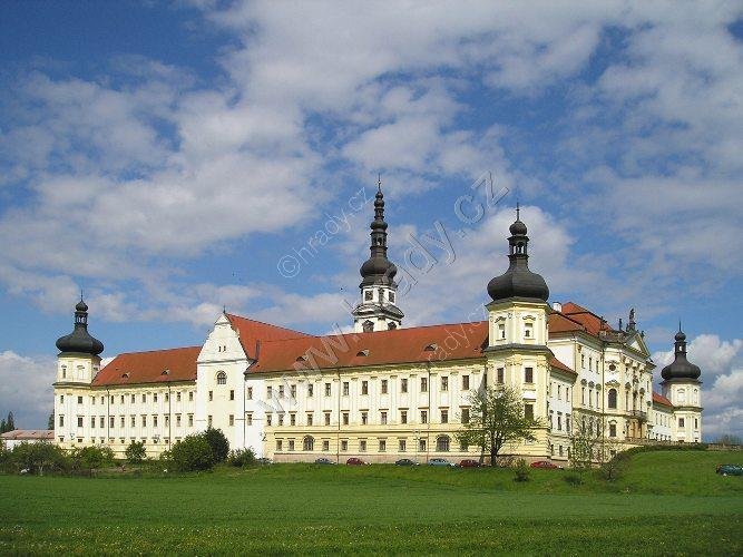 klášter premonstrátů s kostelem Nanebevzetí P. Marie