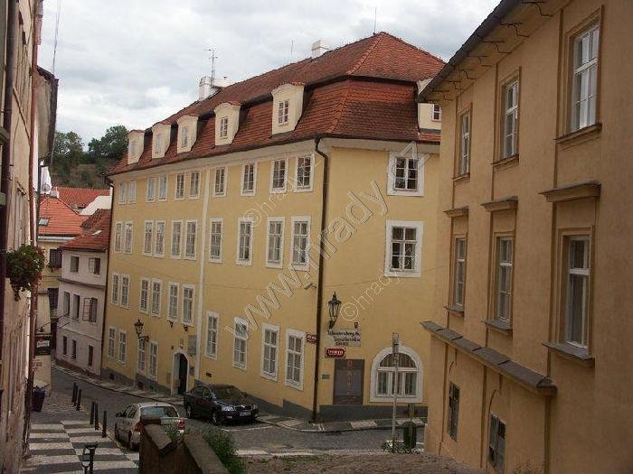 kostel sv. Matěje a radnice vsi Obora