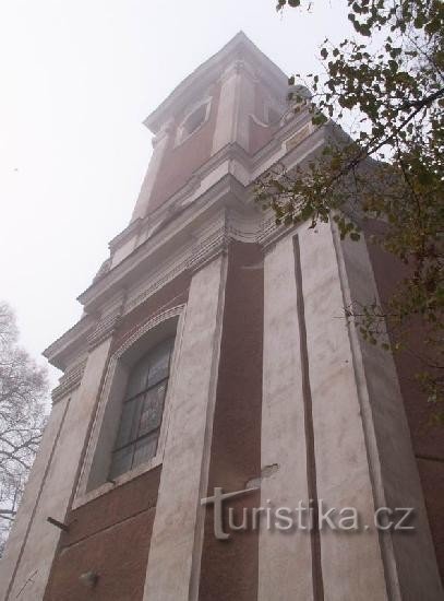 Kostel v Lulči: Nejedná se o kostel sv. Martina, ten je na kopci nad obcí, tento