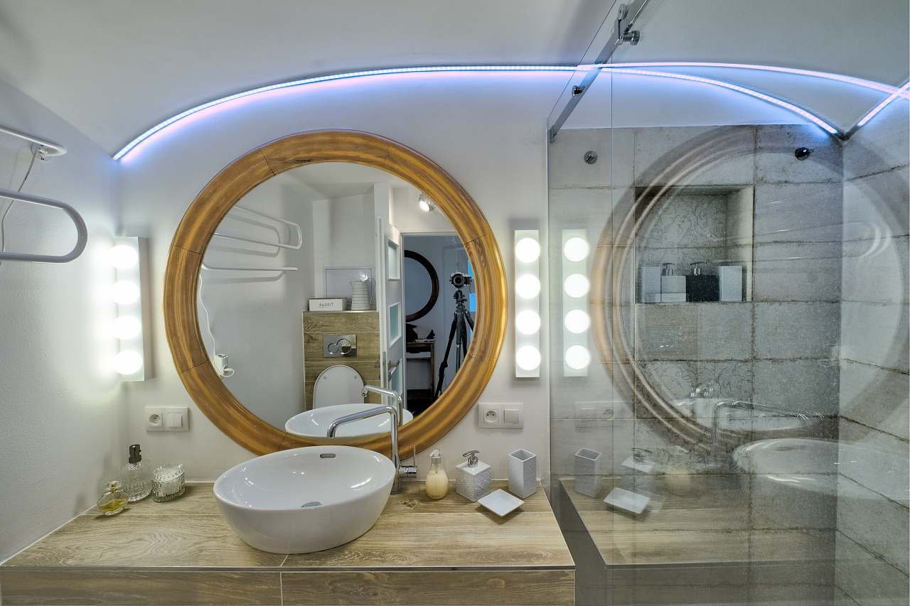 koupelna se sprchovým koutem