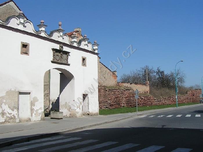 Kouřimská brána a městské opevnění