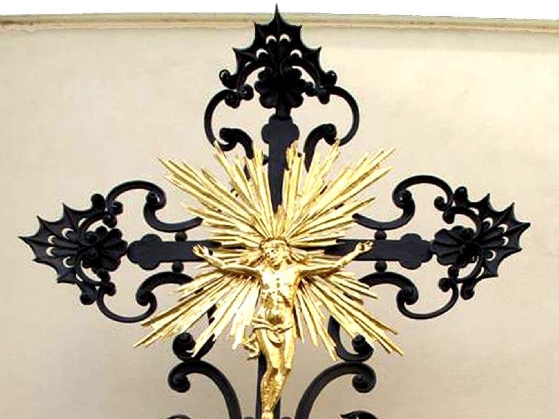 kovový tepaný kříž