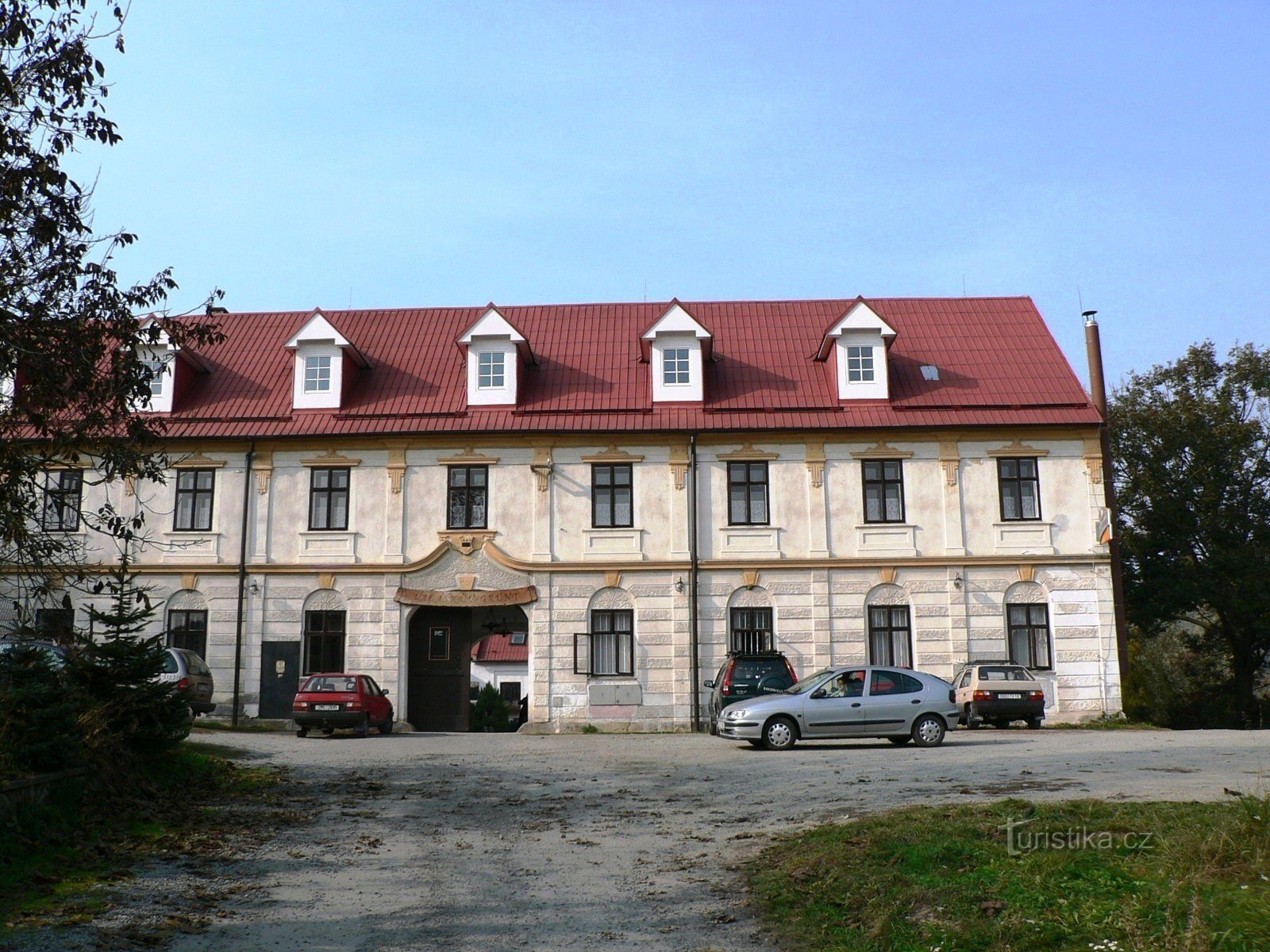 Kozov-Valáškův grunt-restaurace a hotel-průčelí-Foto:Furo Jiří