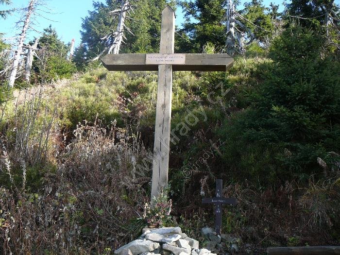 kříž na památku obětem Lysé hory