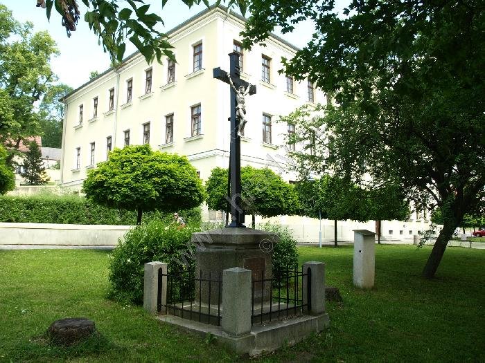 kříž před Vinařickou školou