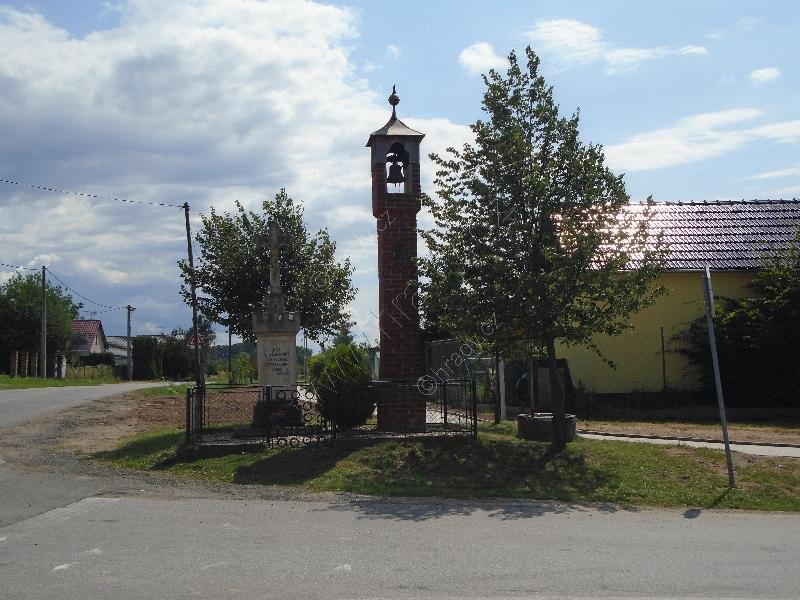 kříž se zvoničkou
