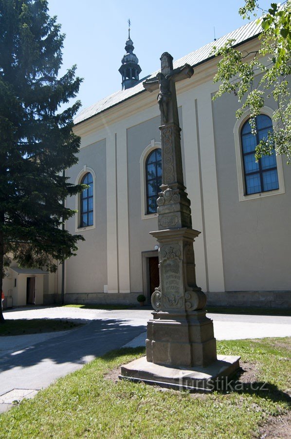 Kříž v severní části zahrady