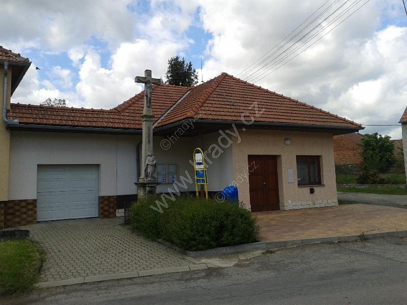 Krucifix se sochou Bolestné Panny Marie