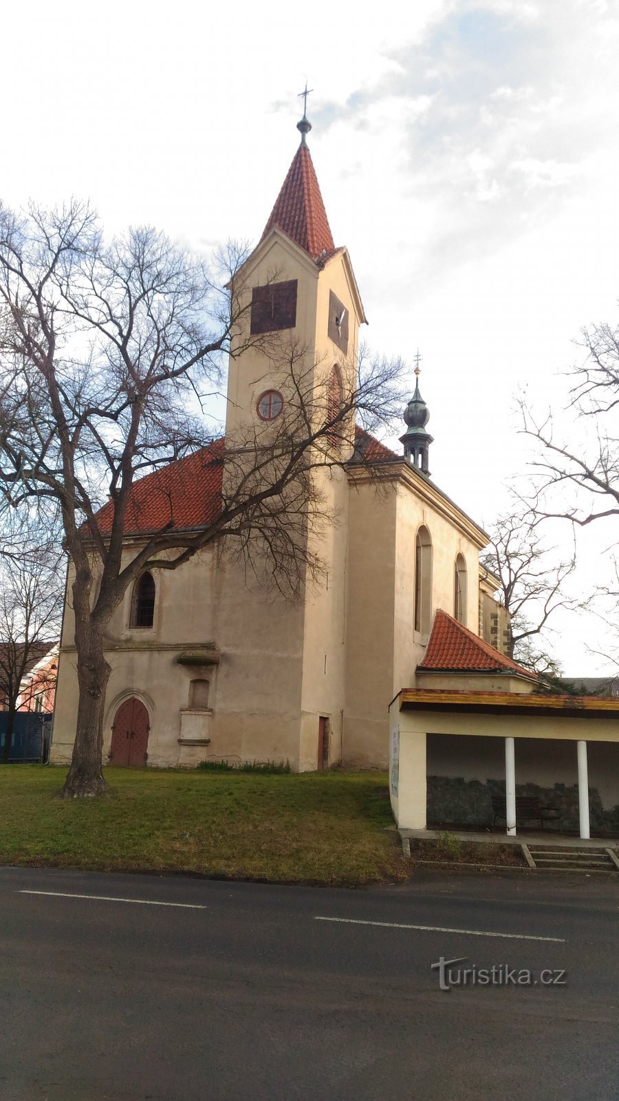 Kruhová stéla v obci Vetlá.