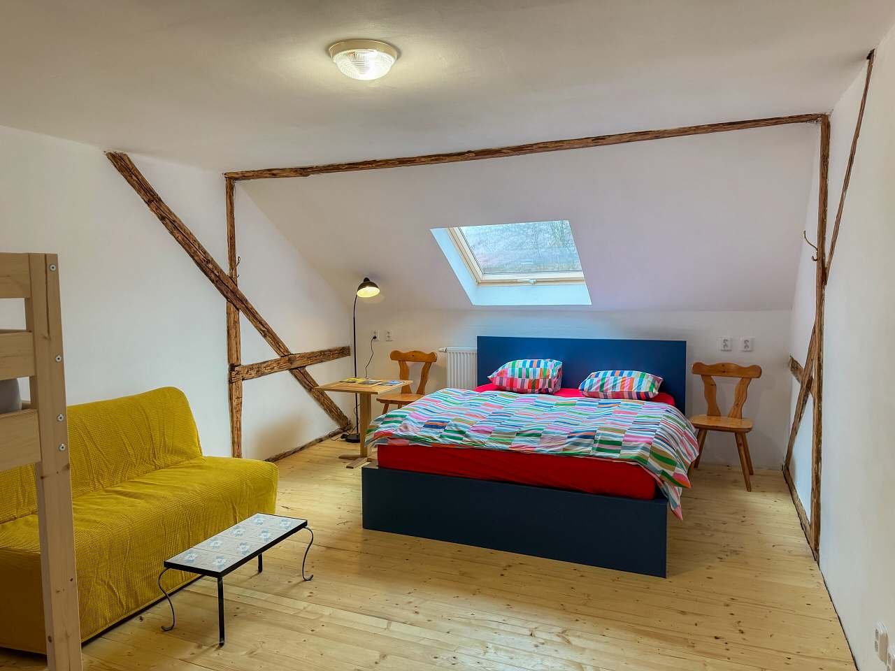 Krušnohorský Poutník - pokoj č.5 -palanda,maželská postel,rozkládací gauč