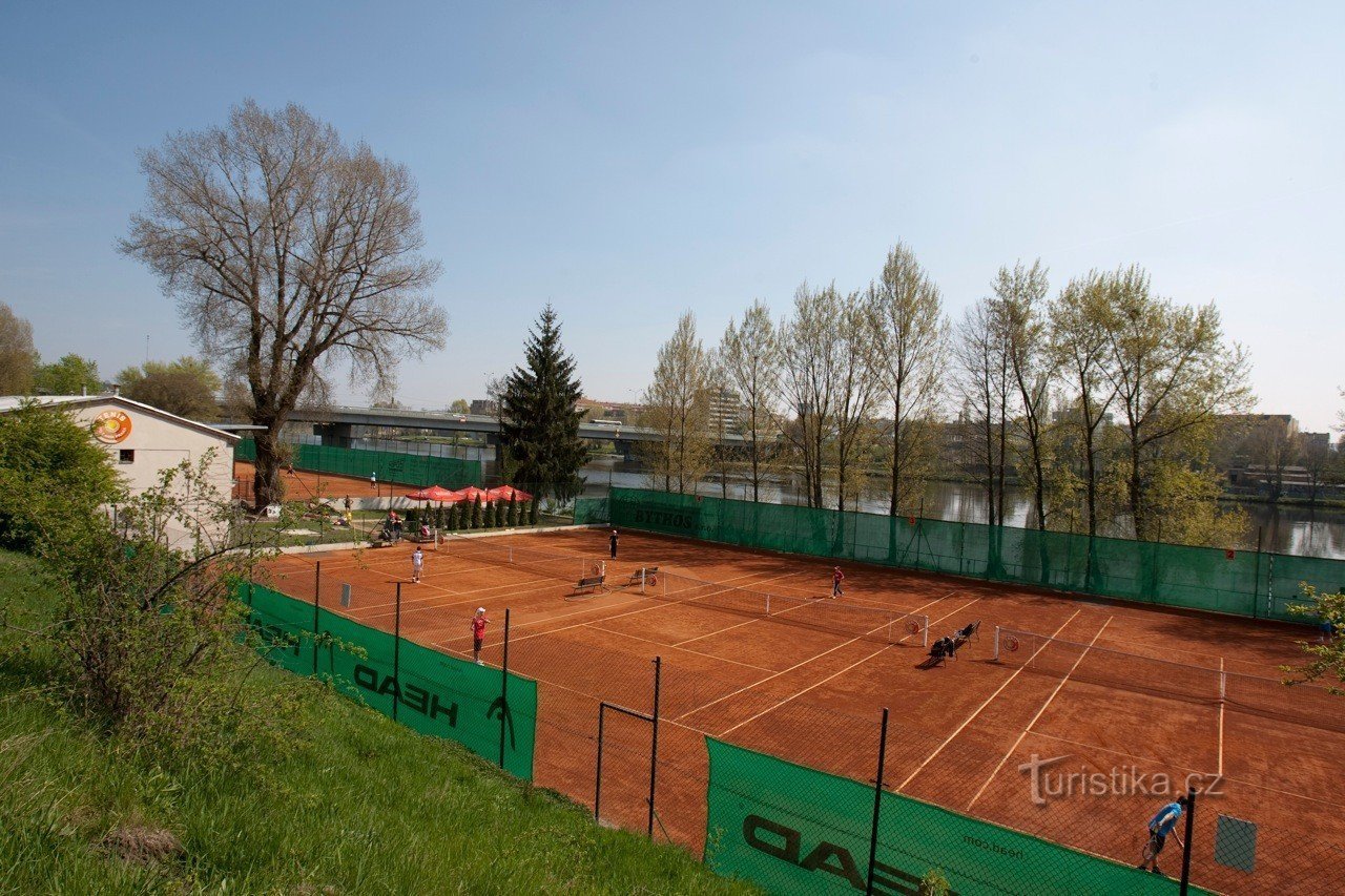 Kurty s cyklostezkou podél Vltavy