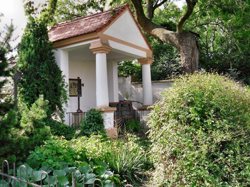 Levetzowská a Klebelsbergská hrobka