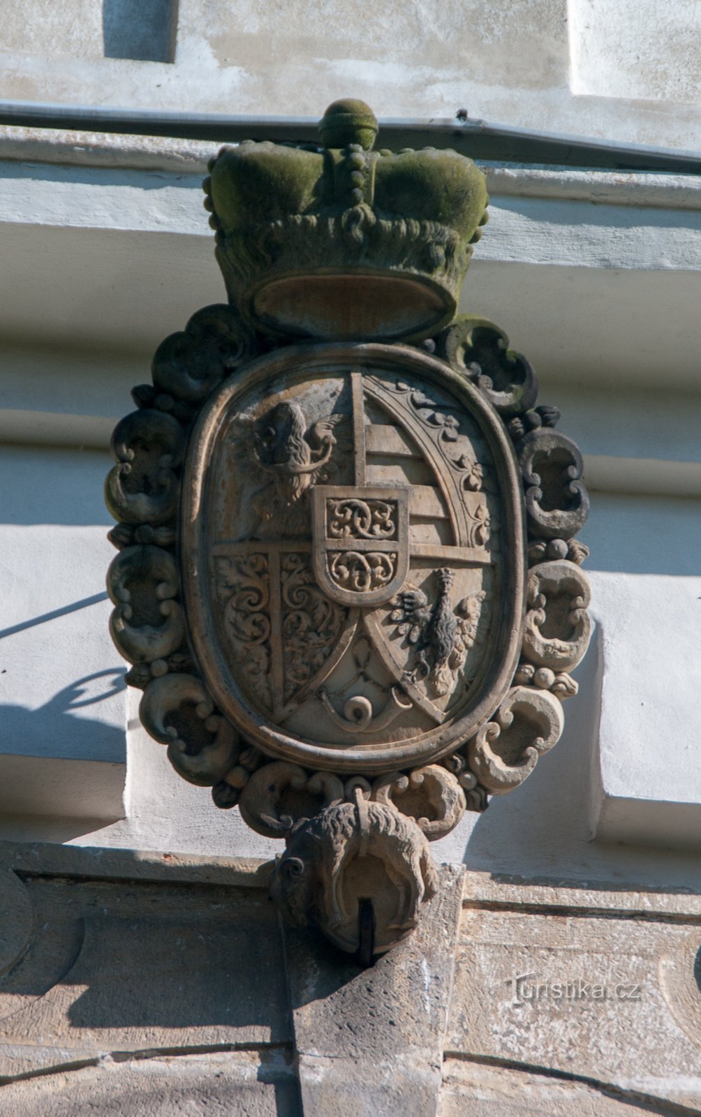 Lichtenštejnský znak nad vstupem