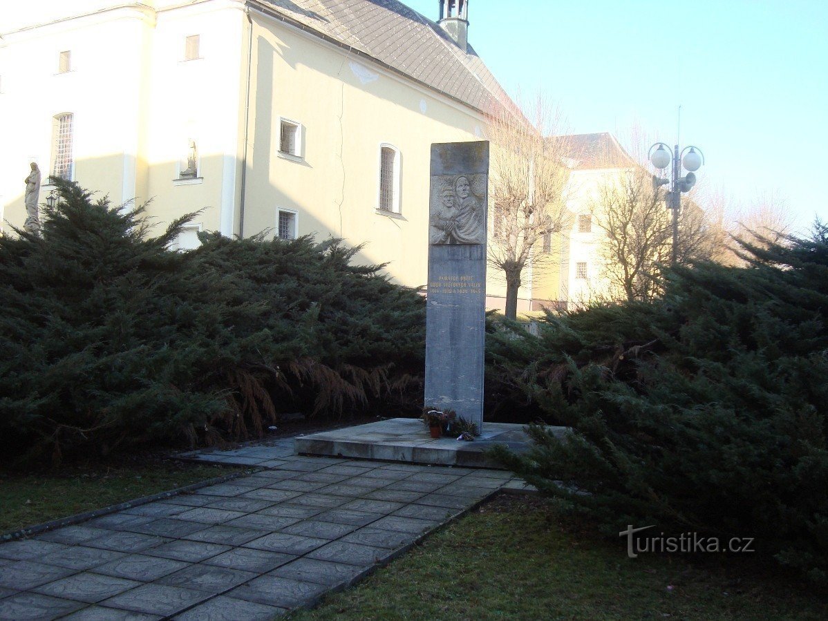 Loštice-Malé náměstí-pomník obětem obou světových válek-Foto:Ulrych Mir.