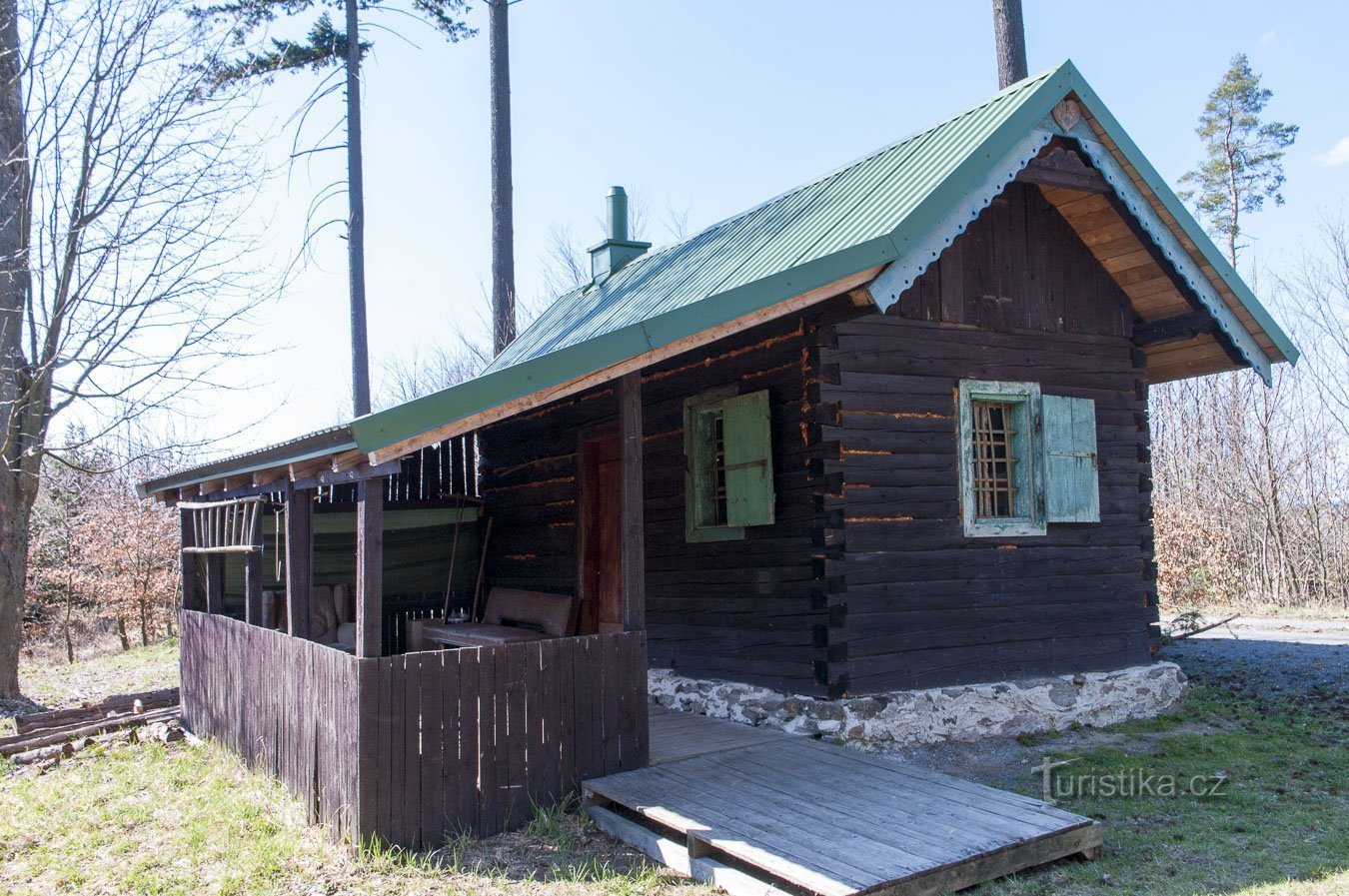 Lovecká chata je od silničky viditelnější