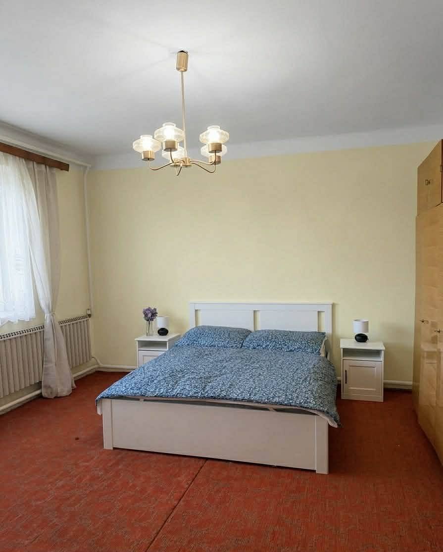 Ložnice s manželskou postelí a dvoupatrovou postelí