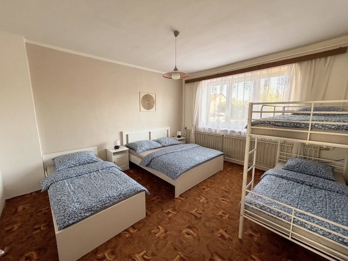 Ložnice s manželskou postelí, dvoupatrovou postelí a jednolůžkovou postelí