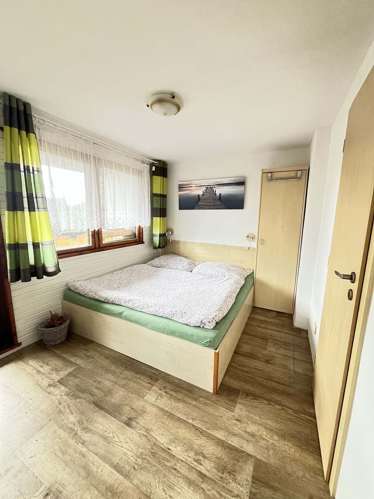 Ložnice v patře s balkónem, postel 180x200