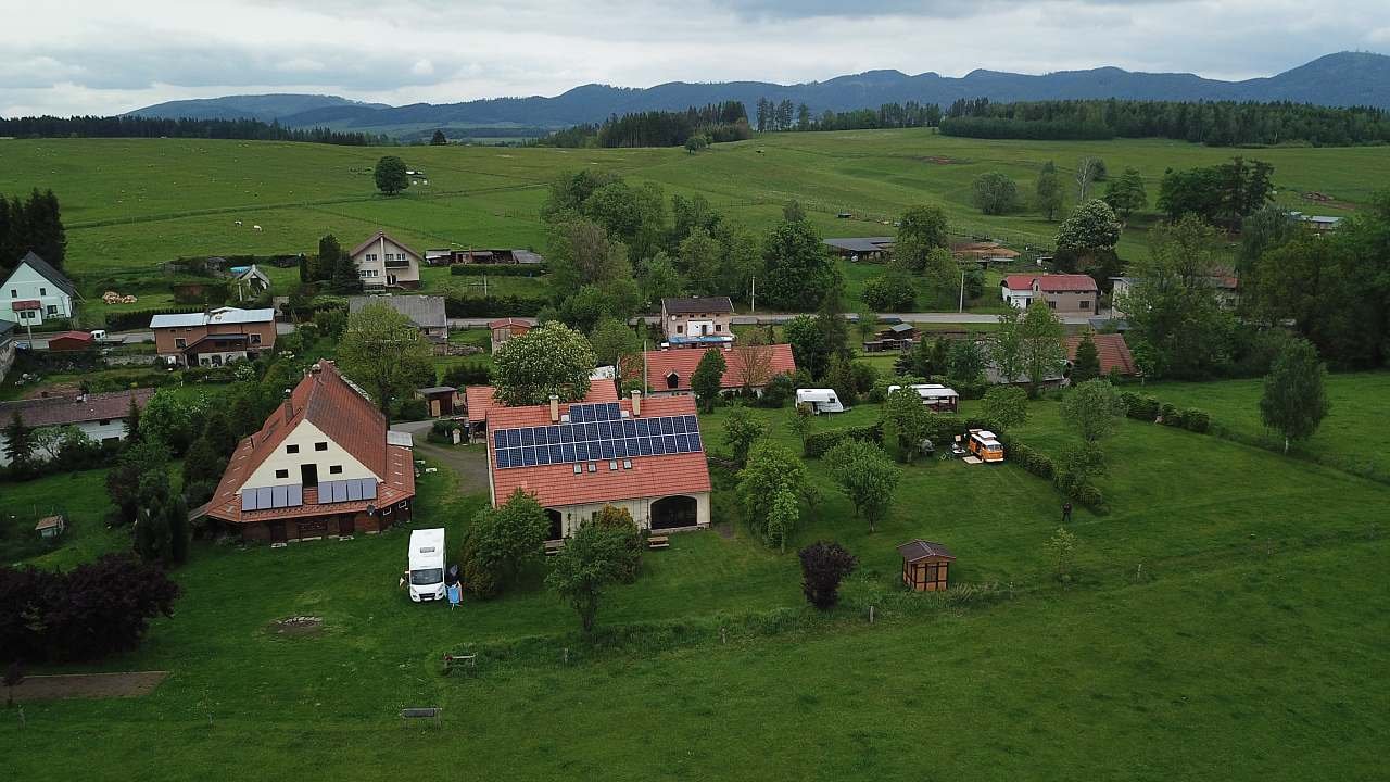 Luchtfoto van appartementen De Roos en omgeving