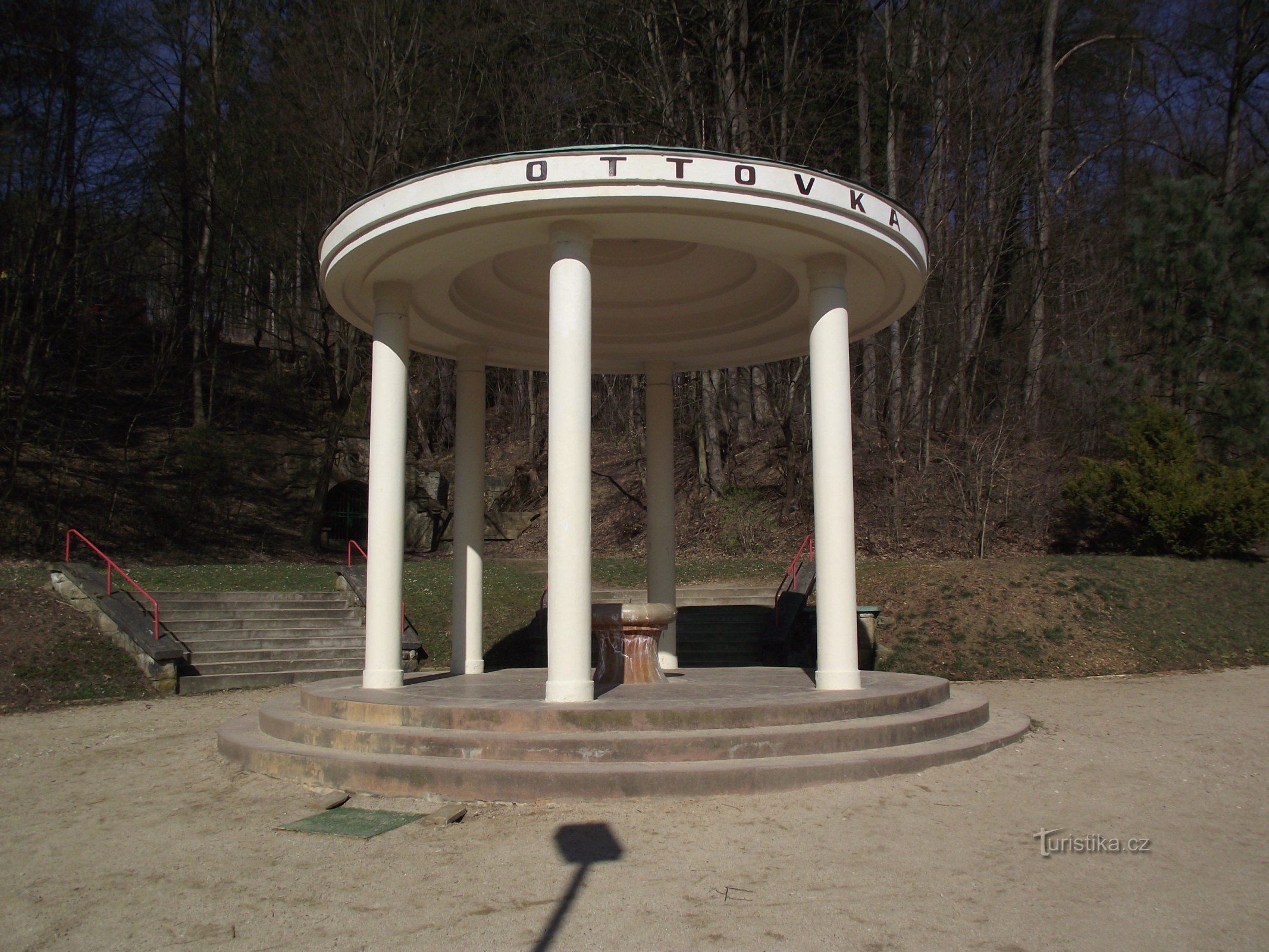 Luhačovice – pramen a pavilon Ottovka