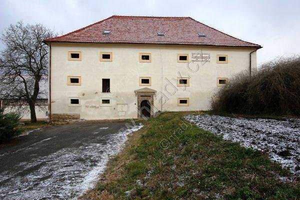 Malodvorská tvrz