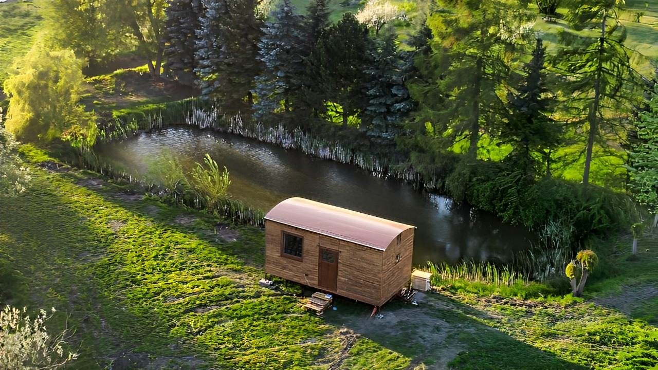 Maringotka na kraji rybníka