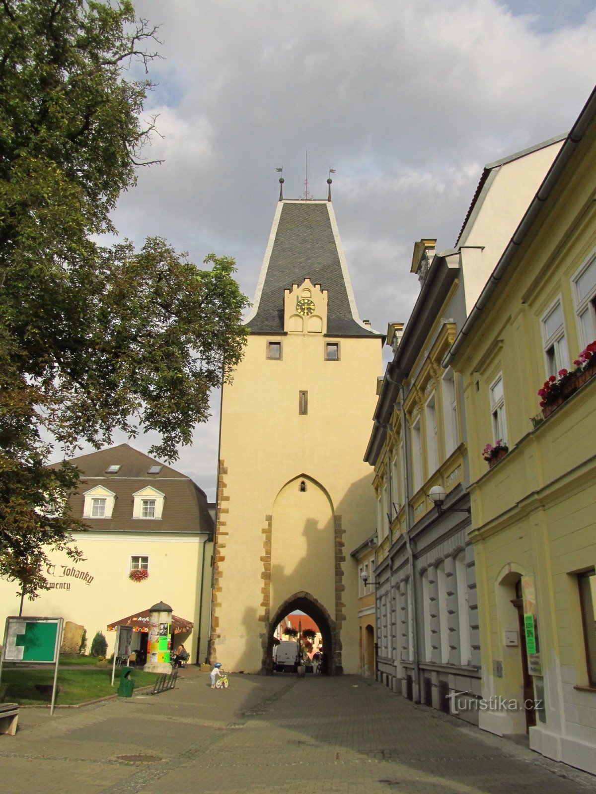 Mikulovická brána v Kadani - pohled od západu