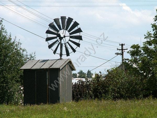 mlýnek s větrnou turbínou