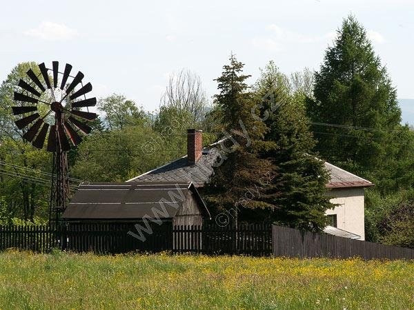 mlýnek s větrnou turbínou