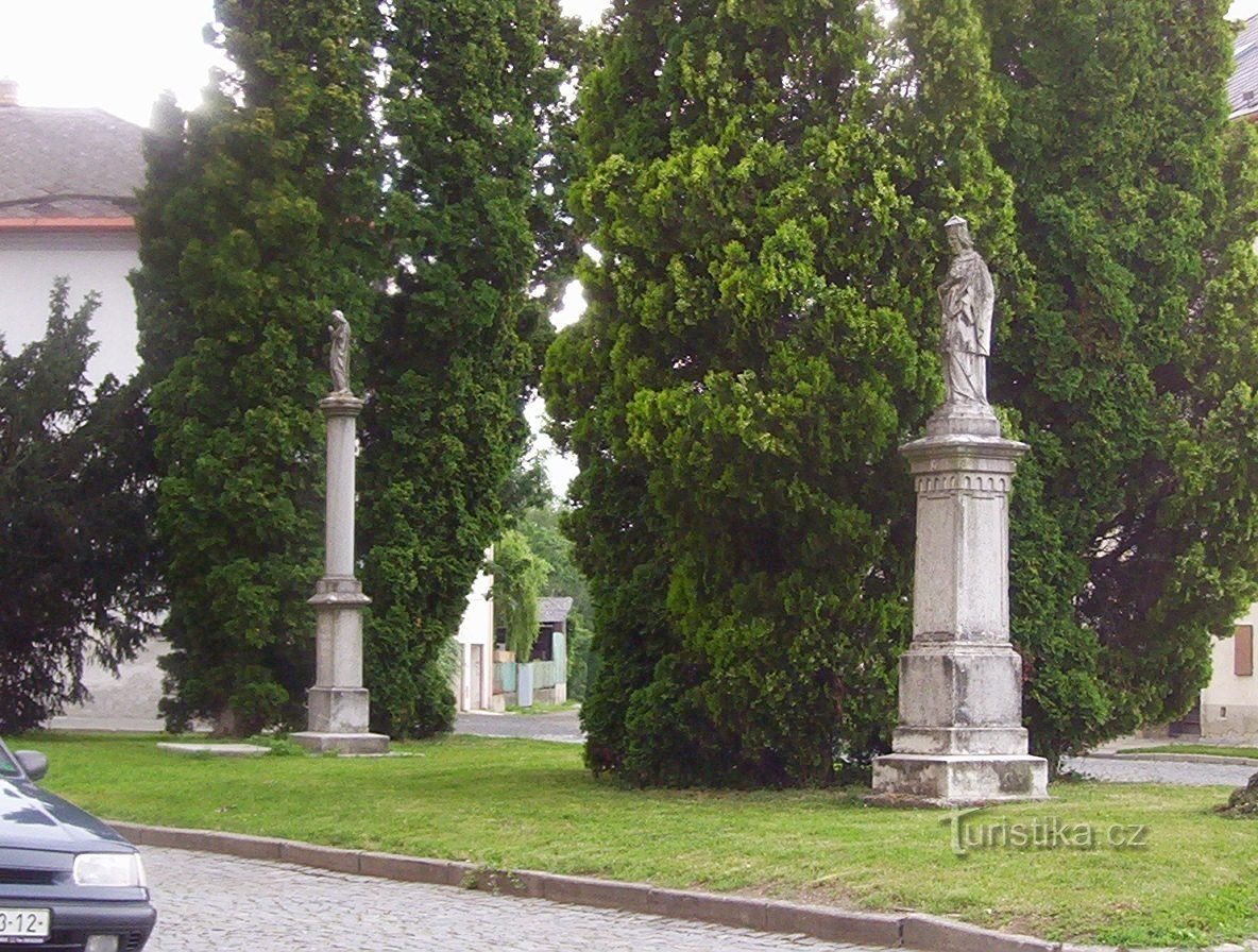Mohelnice-Kostelní náměstí-toskánský sloup se sochou Immaculaty a socha sv.Jana 