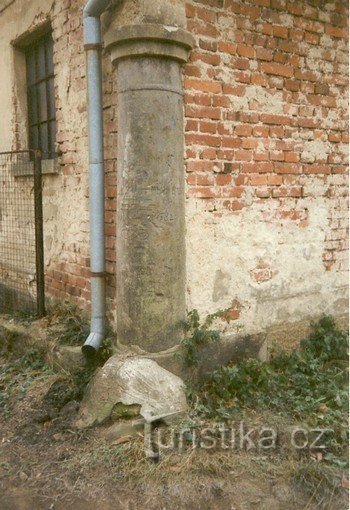 Morový sloup na rohu garáže