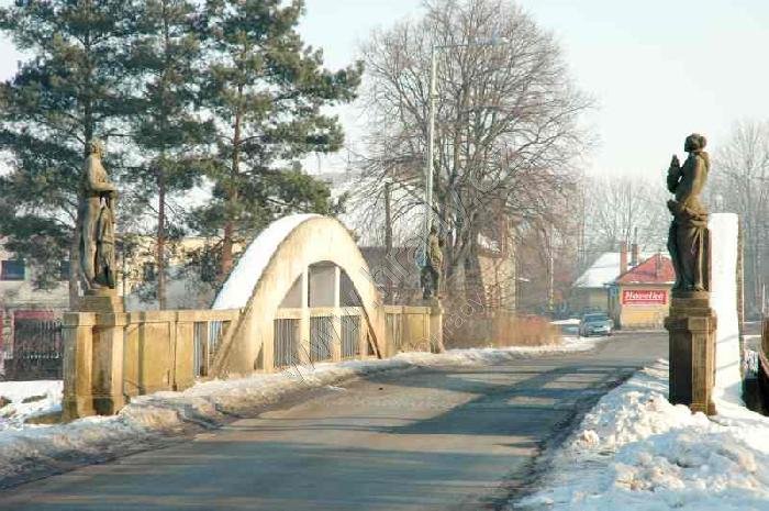 most se sochami Živlů