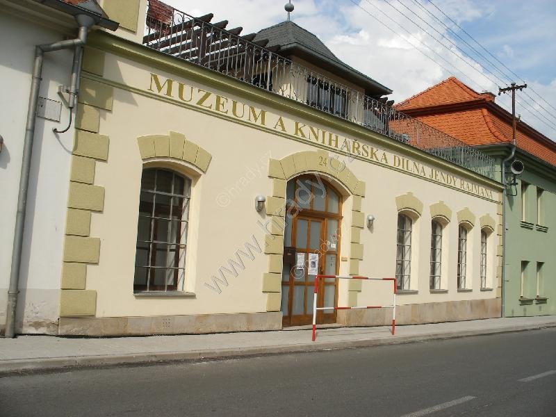 Muzeum a knihařská dílna Jendy Rajmana