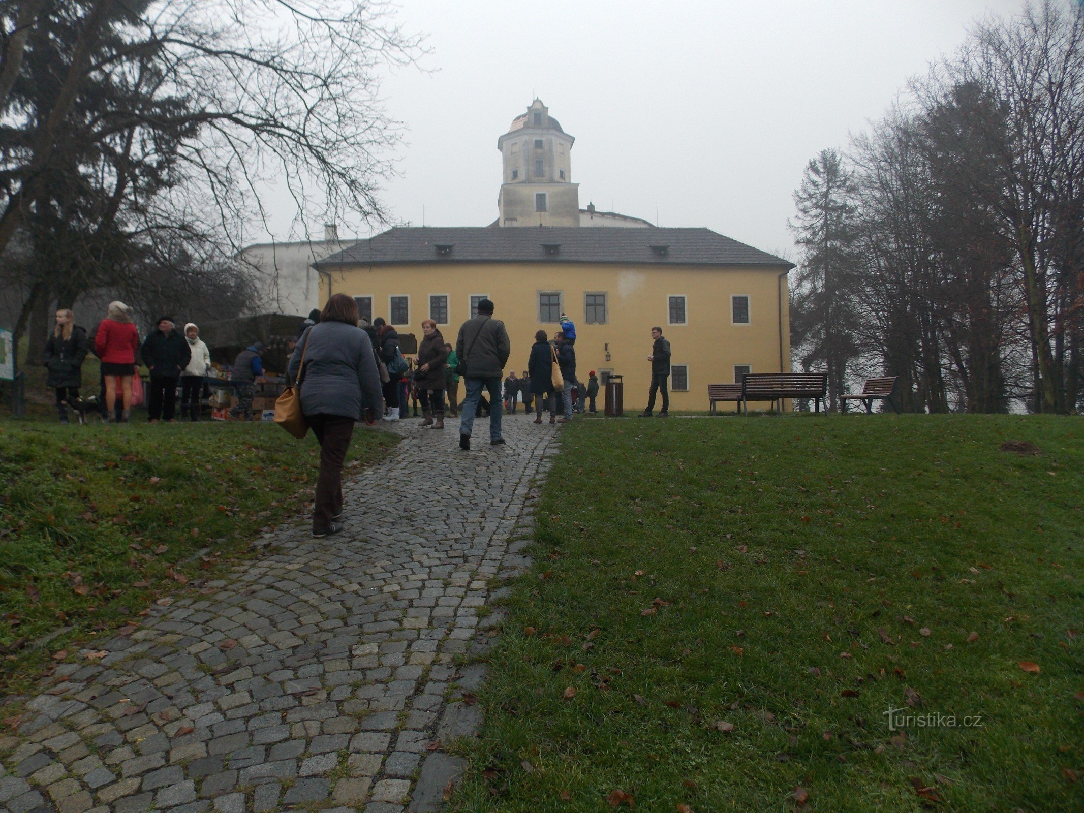 Na vánoční jarmark k hradu v Malenovicích