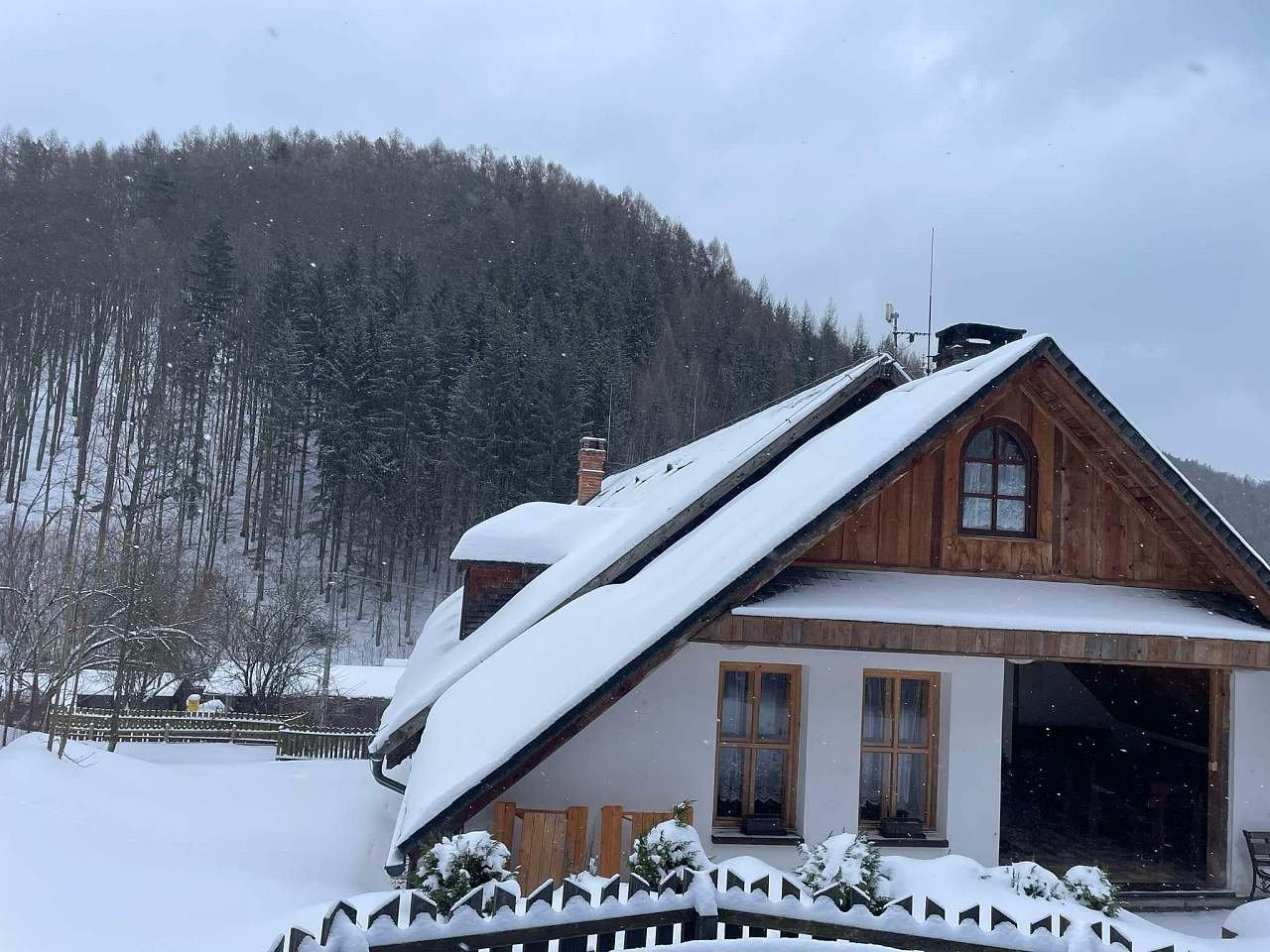 Nádherná zima, kopeček na bodování hned u chaty