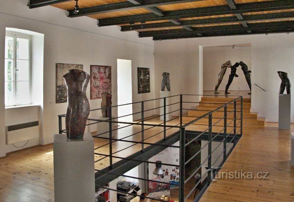 nahoře galeriezet, dole TIC